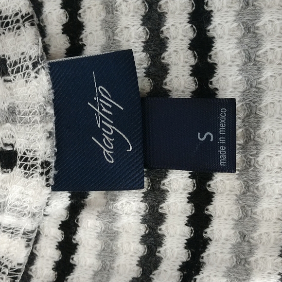 Day trip lightweight button up sweater. Size S - Picture 3 of 9